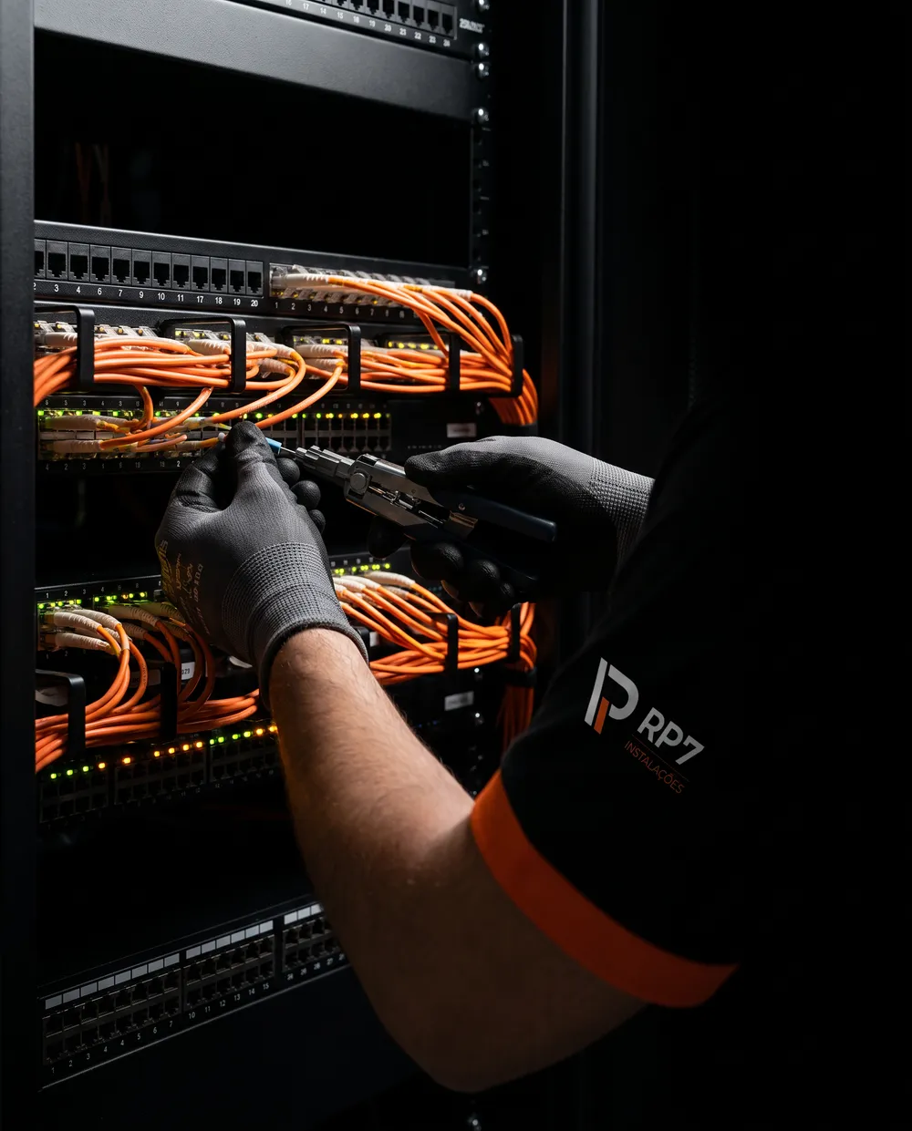 Terminação de cabeamento em patch panel de rack técnico