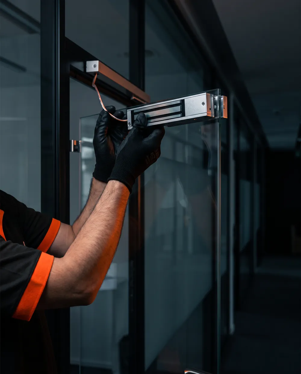 Instalação de fechadura eletromagnética e sensor de porta